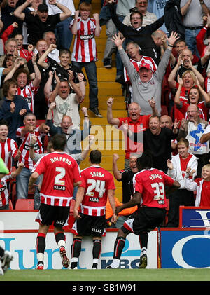 Billy Sharp von Sheffield Utd feiert vor seinen Heimfans, nachdem er während des Coca-Cola Football Championship-Spiels in der Bramall Lane, Sheffield, einen Hattrick absolviert hat. Stockfoto