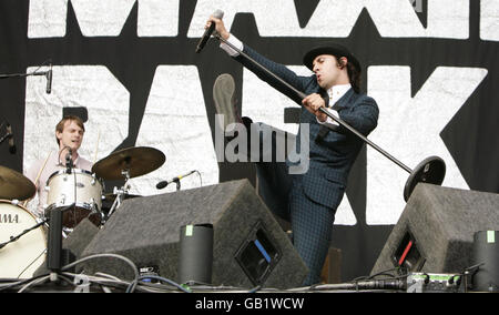 V Festival 2008 - Essex. Paul Smith und Tom English von Maximo Park treten beim V Festival in Hylands Park, Chelmsford, Essex auf. Stockfoto