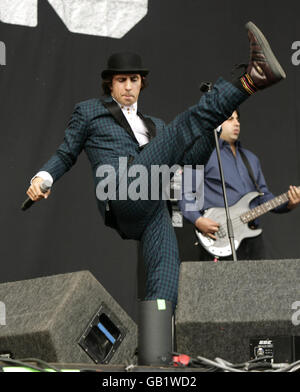 Paul Smith von Maximo Park tritt beim V Festival in Hylands Park, Chelmsford, Essex auf. Stockfoto