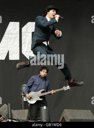 Paul Smith (oben) und Archis Tiku vom Maximo Park treten beim V Festival in Hylands Park, Chelmsford, Essex, auf. Stockfoto