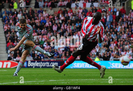 Steven Gerrard aus Liverpool in Aktion mit Nyron Nosworthy aus Sunderland während des Spiels der Barclays Premier League im Stadion of Light in Sunderland. Stockfoto