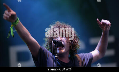 Matt Bowman von den Pigeon Detectives tritt beim V Festival in Hylands Park, Chelmsford, Essex auf. Stockfoto