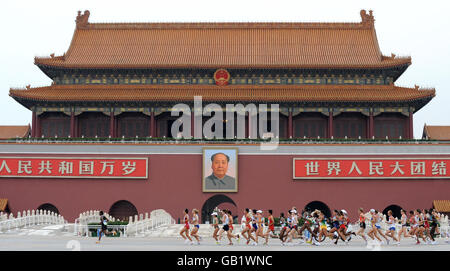 Die führende Rolle beim Frauen-Marathon lief am Image des verstorbenen chinesischen Führers Mao Zedong in der Verbotenen Stadt auf dem Platz des Himmlischen Friedens während der Olympischen Spiele 2008 in Peking, China, vorbei. Stockfoto