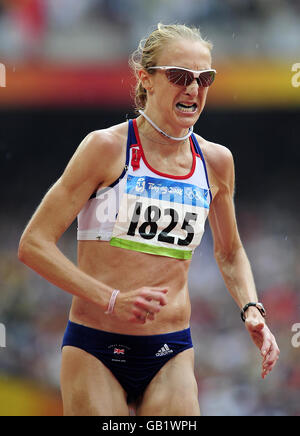 Die Großbritanniens Paula Radcliffe beendet den Frauen-Marathon im Nationalstadion während der Olympischen Spiele 2008 in Peking, China. Stockfoto