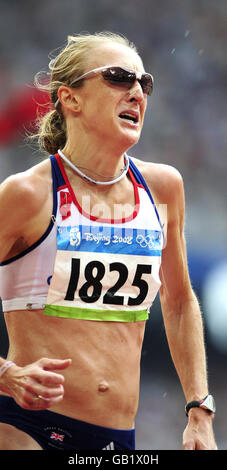 Die Großbritanniens Paula Radcliffe beendet den Frauen-Marathon im Nationalstadion während der Olympischen Spiele 2008 in Peking, China. Stockfoto