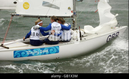 Die britischen Yngling-Mädchen Sarah Ayton, Sarah Webb und Pippa Wilson feiern ihre Goldmedaille im Segelzentrum der Olympischen Spiele in Peking 2008 in Qingdao, China. Stockfoto