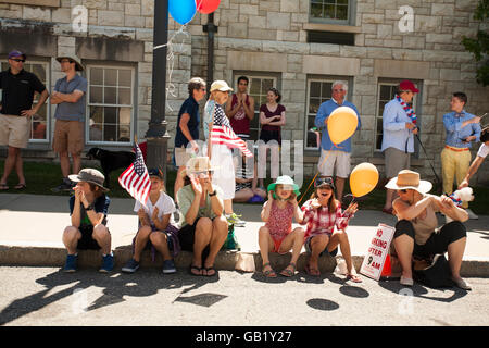 4. Juli beinhaltet Feier in Williamstown, Massachusetts, eine Parade, Bands und Schwimmer. Stockfoto