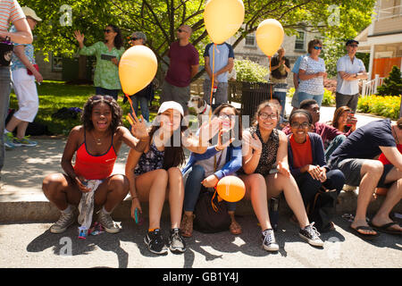 4. Juli beinhaltet Feier in Williamstown, Massachusetts, eine Parade, Bands und Schwimmer. Stockfoto