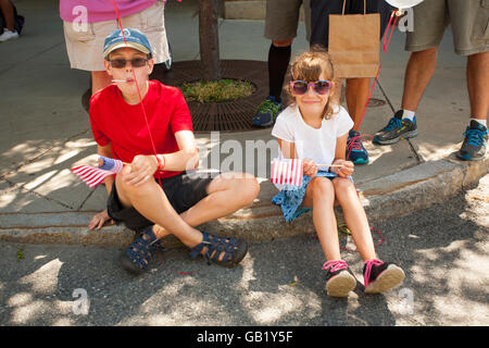 4. Juli beinhaltet Feier in Williamstown, Massachusetts, einer Parade und einem Schwimmer von Williamstown Theater Festival. Stockfoto