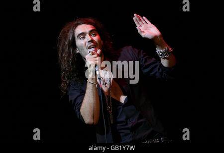 Russell Brand of the Goth Detectives auf der Bühne während eines Benefizkomödie-Gig für Charity Focus 12, der Menschen hilft, die mit sucht im Lyceum Theatre im Zentrum von London kämpfen. Stockfoto