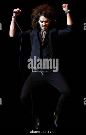 Russell Brand of the Goth Detectives auf der Bühne während eines Benefiz-Comedy-Gig für Charity Focus 12 - der Menschen hilft, mit sucht zu kämpfen - im Lyceum Theatre im Zentrum von London. Stockfoto