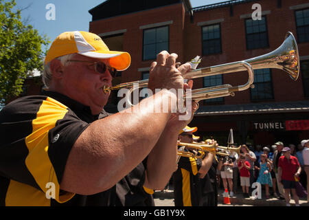 4. Juli Feier in Williamstown Massachusetts umfasst eine Parade und hin-und Herbewegungen und bands. Stockfoto