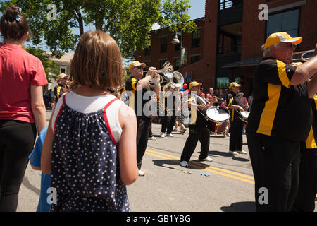 4. Juli Feier in Williamstown Massachusetts umfasst eine Parade und hin-und Herbewegungen und bands. Stockfoto