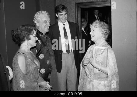 Die Queen Mother rundete ihre 89. Geburtstagsfeier ab und trifft die Stars der Show „Anything Goes“, nachdem sie eine Aufführung im Londoner West End gesehen hatte. Von links: Elaine Paige, Bernard Gibbins und Howard McGillin. Stockfoto