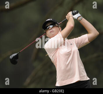 Paula Creamer sieht ihr T-Shirt am 11. Während der Ricoh Women's British Open im Sunningdale Golf Club, Berkshire. Stockfoto