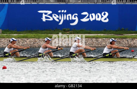 Die Frauen Großbritanniens Vierfache Sculls Rudermannschaft (rechts-links) Katherine Grainger, Frances Houghton, Debbie Flood und Annie Vernon während einer Trainingseinheit im Shunyi Olympic Ruder Park, Peking. Stockfoto