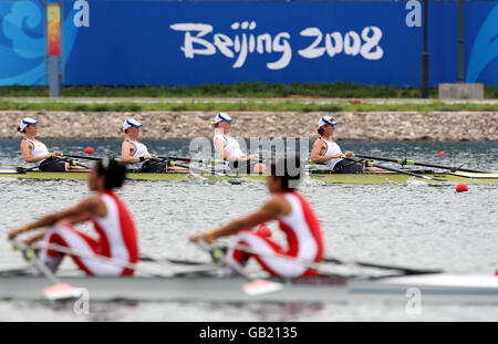 Die Frauen Großbritanniens Vierfache Sculls Rudermannschaft (rechts-links) Katherine Grainger, Frances Houghton, Debbie Flood und Annie Vernon während einer Trainingseinheit im Shunyi Olympic Ruder Park, Peking. Stockfoto