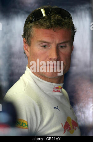 Der britische David Coulthard in der Garage während des Trainings im Hungaroring, Budapest, Ungarn. Stockfoto