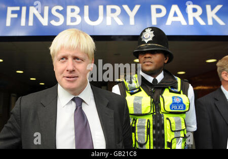 Der Londoner Bürgermeister Boris Johnson trifft auf die britische Verkehrspolizei in der Londoner U-Bahnstation Finsbury Park, um die Polizei-Teams der britischen Verkehrspolizei anzukündigen. Stockfoto