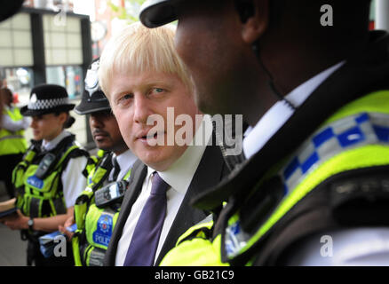 Der Londoner Bürgermeister Boris Johnson trifft auf die britische Verkehrspolizei in der Londoner U-Bahnstation Finsbury Park, um die Polizei-Teams der britischen Verkehrspolizei anzukündigen. Stockfoto