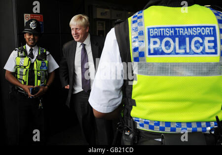 Der Londoner Bürgermeister Boris Johnson trifft auf die britische Verkehrspolizei in der Londoner U-Bahnstation Finsbury Park, um die Polizei-Teams der britischen Verkehrspolizei anzukündigen. Stockfoto