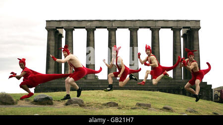 Circus Oz demonstrieren einen Teil ihrer Handlung auf dem Calton Hill in Edinburgh. Stockfoto