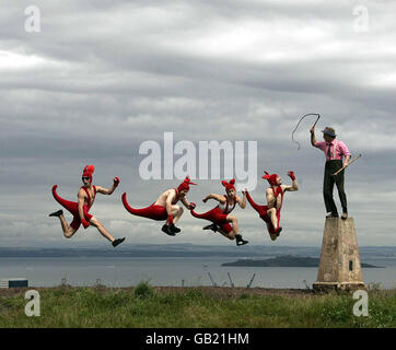 Circus Oz demonstrieren einen Teil ihrer Handlung auf dem Calton Hill in Edinburgh. Stockfoto