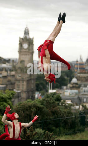 Circus Oz treten in Edinburgh auf. Circus Oz demonstrieren einen Teil ihrer Handlung auf dem Calton Hill in Edinburgh. Stockfoto