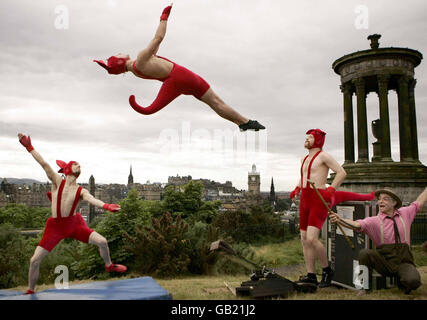 Circus Oz treten in Edinburgh auf. Circus Oz demonstrieren einen Teil ihrer Handlung auf dem Calton Hill in Edinburgh. Stockfoto