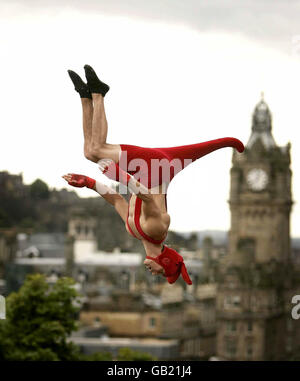 Circus Oz demonstrieren einen Teil ihrer Handlung auf dem Calton Hill in Edinburgh. Stockfoto