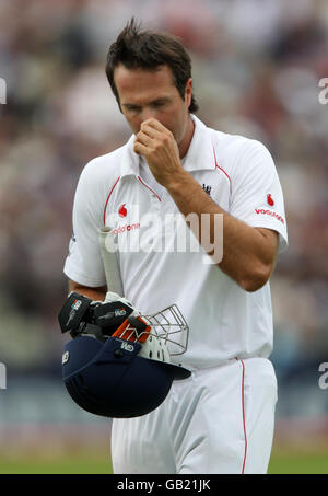 England Kapitän Michael Vaughan, nachdem er während des dritten Testmatches in Edgbaston, Birmingham, für 17 Läufe unterwegs war. Stockfoto