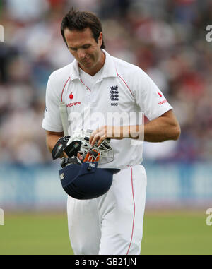 England Kapitän Michael Vaughan, nachdem er während des dritten Testmatches in Edgbaston, Birmingham, für 17 Läufe unterwegs war. Stockfoto