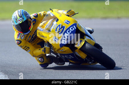 Motorradfahren - Cinzano British Motorcycle Grand Prix - Donington Park. Max Biaggi geht um die Haarnadel von Melbourne Stockfoto