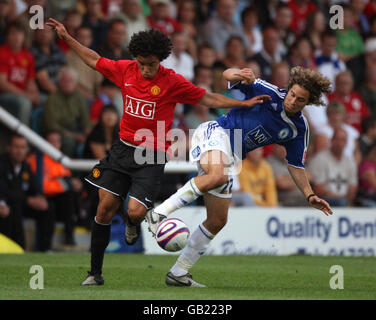 Rafael Da Silva von Manchester United kämpft während des Vorsaison-Freunds in London Road, Peterborough, um den Ball mit Sergio Torres von Peterborough United. Stockfoto