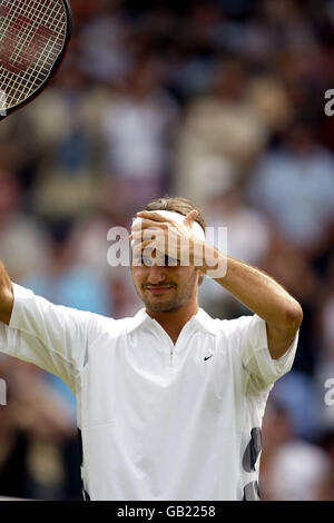 Tennis - Wimbledon 2003 - Herren-Finale - Mark Philippoussis gegen Roger Federer. Roger Federer winkt den Fans ungläubig zu, nachdem er Mark Philippoussis geschlagen hatte, um seinen ersten Grand-Slam-Titel zu gewinnen Stockfoto