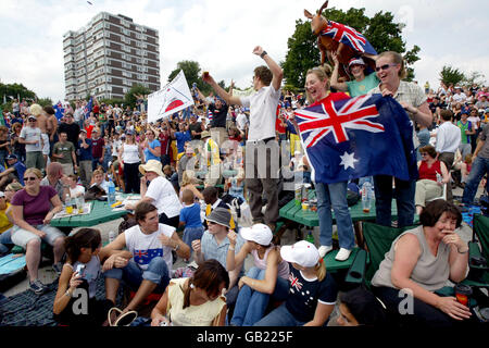 Tennis - Wimbledon 2003 - Herren-Finale - Mark Philippoussis gegen Roger Federer. Australische Fans genießen die Atmosphäre, wenn sie ihre Unterstützung von Mark Philippoussis zeigen Stockfoto