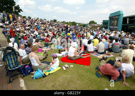 Tennis - Wimbledon 2003 - Herren-Finale - Mark Philippoussis gegen Roger Federer. Die Fans genießen die Atmosphäre, während sie das Finale von „Henman Hill“, genannt „Poo Hill“ zur Unterstützung von Mark Philippoussis, sehen Stockfoto