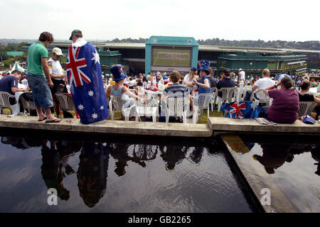 Tennis - Wimbledon 2003 - Herren-Finale - Mark Philippoussis gegen Roger Federer. Australische Fans genießen die Atmosphäre, wenn sie ihre Unterstützung von Mark Philippoussis zeigen Stockfoto