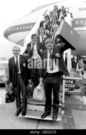 Der britische Lions-Kapitän Willie John McBride (r) würdigt den Jubel der wartenden Menge, als er sein Team vor der South African Airways 747 am Flughafen Heathrow führt. Die Lions waren während der Tour ungeschlagen und gewannen die Testserie gegen Südafrika mit drei Siegen und einem Unentschieden Stockfoto