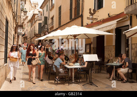 Straßenszene, Touristen und Einheimischen in der Altstadt von Pollensa (Pollenca), Mallorca (Mallorca), Balearische Inseln, Europa Stockfoto