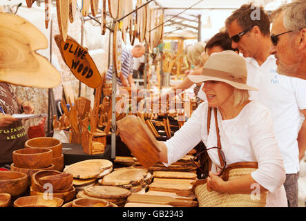 Pollensa mallorca; Touristen kaufen Olivenholz Schüsseln auf dem Markt, Pollensa (Pollença), Mallorca (Mallorca), Balearen Europa Stockfoto