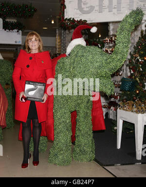 Die Herzogin von York, die neben einem lebensgroßen topiary Elefanten posiert, um Selfridges' Green Christmas Shop und das Date an Elephant Charitable Gift zu starten, in Selfridges in der Oxford Street im Zentrum von London. Stockfoto