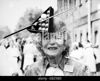 Gertrude Shilling, die Mutter von David Shilling, der beim Royal Ascot's Ladies Day in einer roten Kreation am Ball war, hat sich mit passender Millinerie, die mit Snooker-Dreieck, Kugeln und Queue verziert ist, zusammengetan. Stockfoto