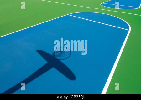 Basketballfeld mit Schatten der Hoop & Rückwand Stockfoto