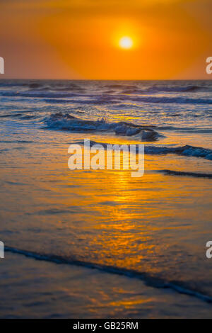 Künstlerische Meereswellen & Sunrise mit flachen Fokus Stockfoto