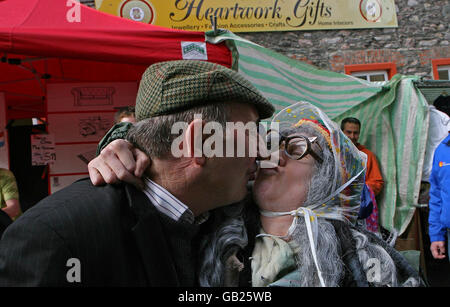 Biddy Bunratty und John Egan von Co.Clare auf Irlands ältester traditioneller Puck-Messe in Killorglin, County Kerry. Stockfoto