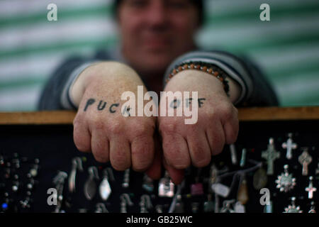 Ein paar tätowierte Knöchel von jemandem auf Irlands ältester traditioneller Puck-Messe in Killorglin, County Kerry. Stockfoto