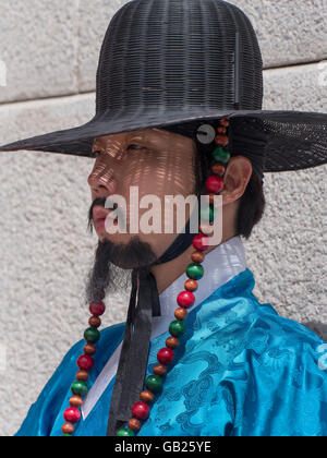 schützen Sie, in traditioneller Uniform am Gwangwhamun Tor des Palastes Gyeongbukgung in Seoul, Südkorea, Asien Stockfoto