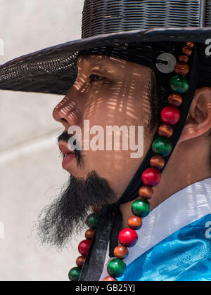 schützen Sie, in traditioneller Uniform am Gwangwhamun Tor des Palastes Gyeongbukgung in Seoul, Südkorea, Asien Stockfoto