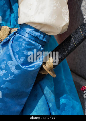 schützen Sie, in traditioneller Uniform am Gwangwhamun Tor des Palastes Gyeongbukgung in Seoul, Südkorea, Asien Stockfoto